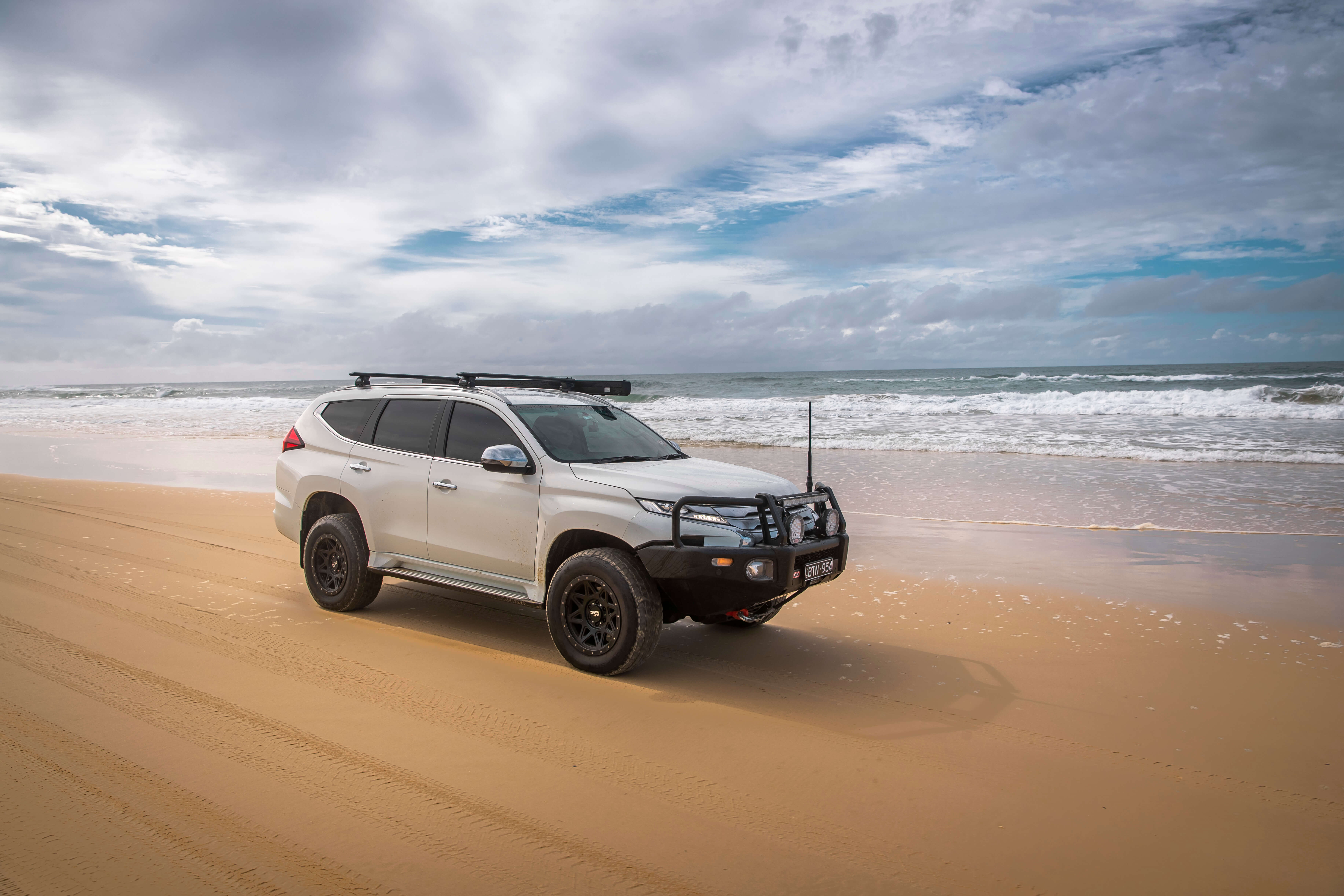 FLEXIBLE AND CONVENIENT 4X4 STORAGE